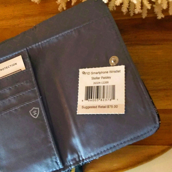 Vera Bradley - CELLPHONE HOLDER. WALLET TOO - NWT. A MUST! - Picture 2 of 10